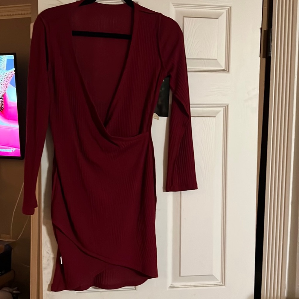 Selling a semi formal dress long sleeve burgundy mid drift